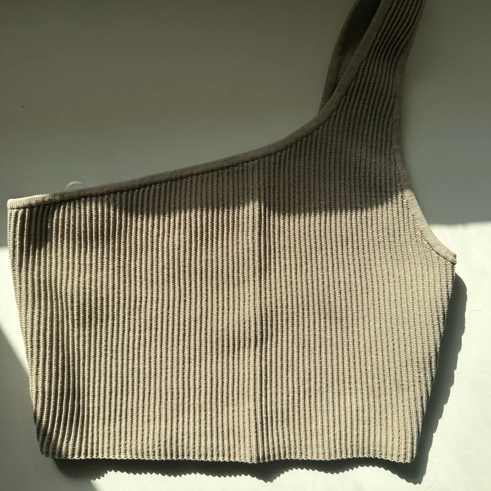 Babaton Aritzia Sculpt Knit One-Shoulder Cropped Tank Fluent Taupe Medium - Picture 2 of 4